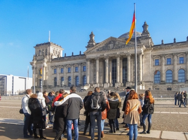 Reichstag mit Reisegruppe © pure-life-pictures - Fotolia